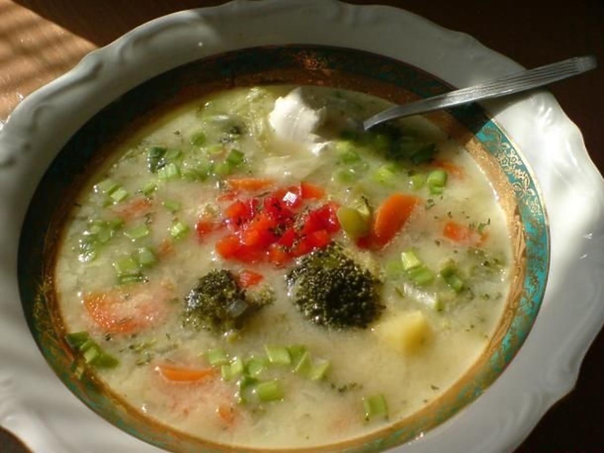 Przepis na aksamitną zupę brokułową. Pomysł na lekki obiad