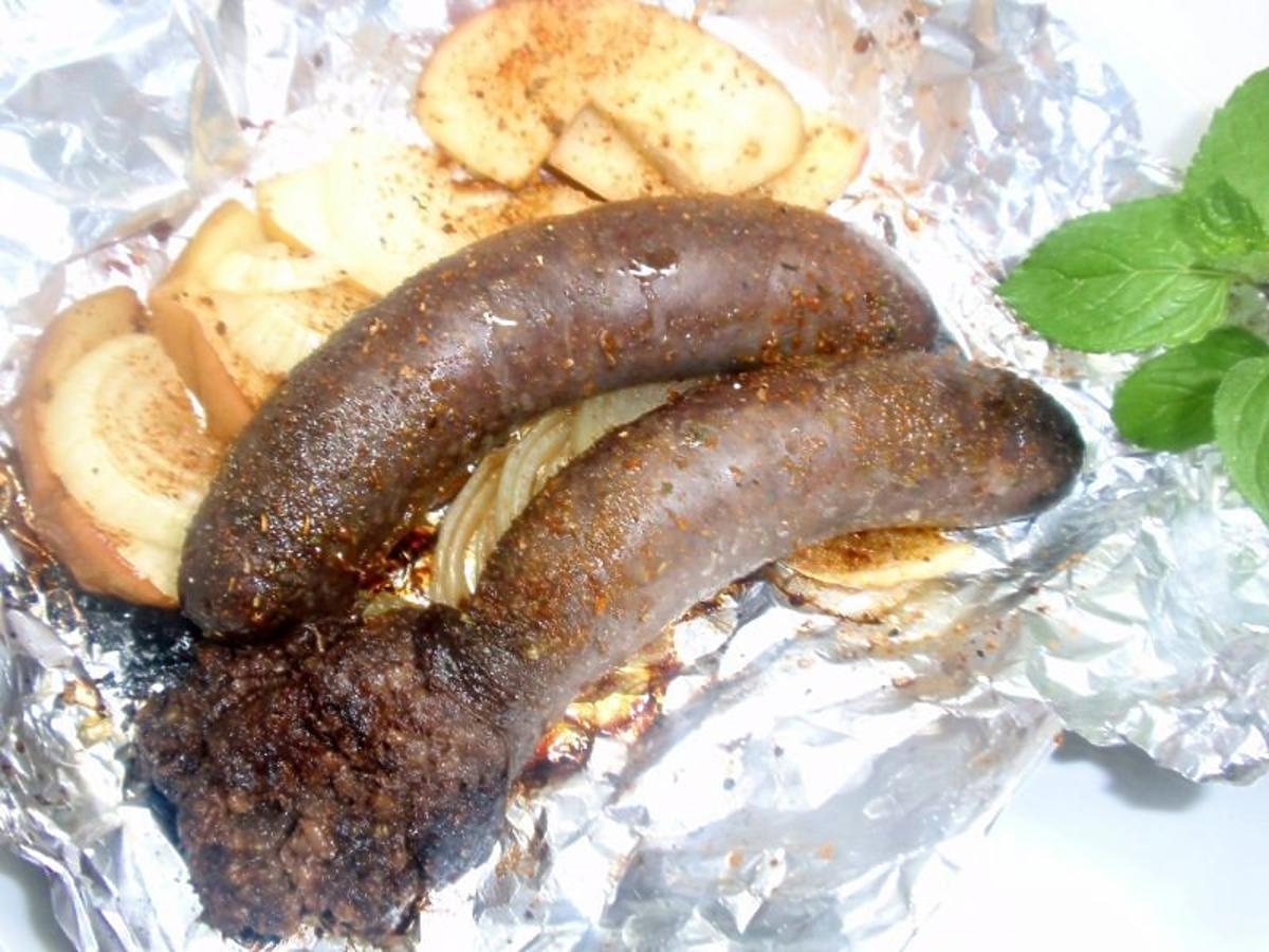 Przepis na kaszankę z grilla. Kaszanka z jabłkiem i cebulą z grilla