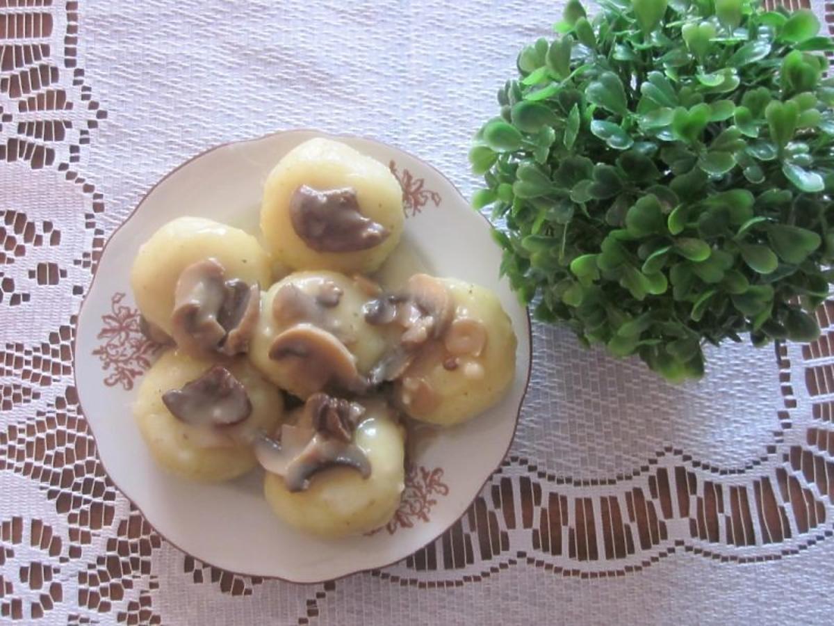 Przepis na kluski śląskie z sosem pieczarkowym. Pomysł na tani i szybki obiad