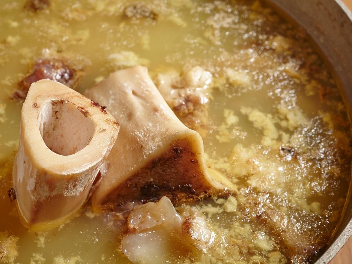 Przepis na magiczną zupę, czyli rosół kolagenowy. 1 miseczka dziennie zadziała jak eliksir młodości
