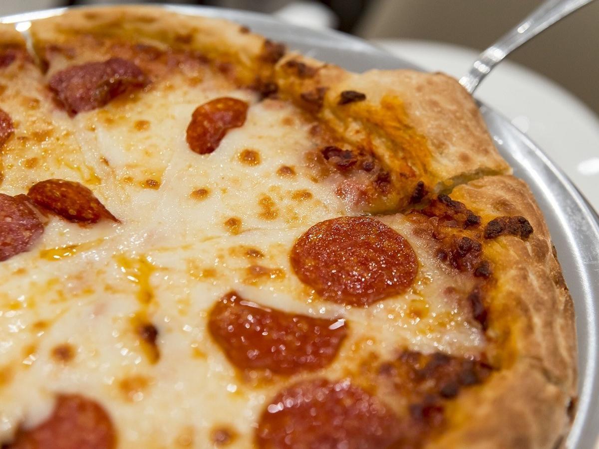 Przepis na pizzę na cieście twarogowym podbija Internet. Bez wyrastania, robi się w kilka minut