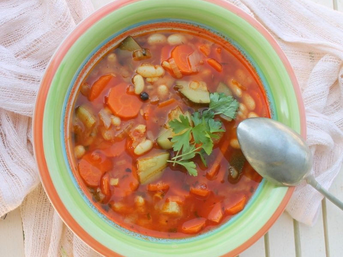 Przepis na włoską zupę minestrone. Lekka warzywna zupa na wiosnę