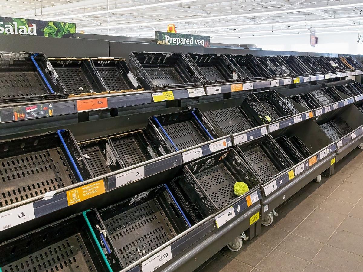 Puste półki w sklepach i coraz droższa żywność. Kryzys w Wielkiej Brytanii