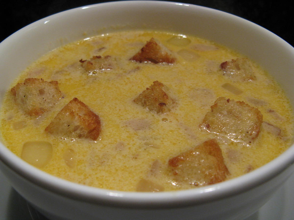 Pyszna i rozgrzewająca zupa serowa z grzankami. Dodajcie 1 składnik a podkręcicie jej smak