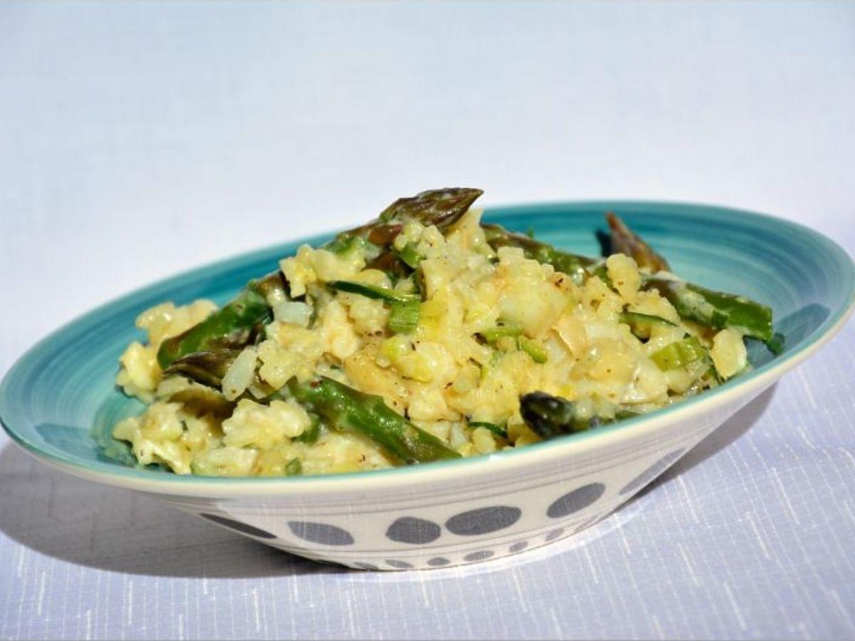 Pyszny przepis na danie ze szparagami. Zróbcie to kremowe risotto. Niebo w gębie!