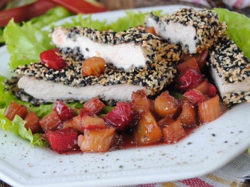 Jak przygotować rabarbar do kruchego ciasta? Ten krok jest niezbędny