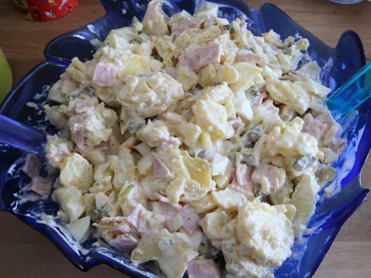 Sałatka papieska to specjał mojej cioci. Wyrywamy sobie miskę z rąk przy obiedzie