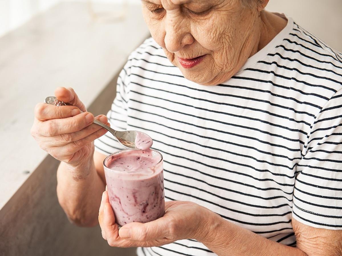 Seniorzy powinni jeść tego produktu jak najwięcej. Obniża ciśnienie i wspomaga trawienie