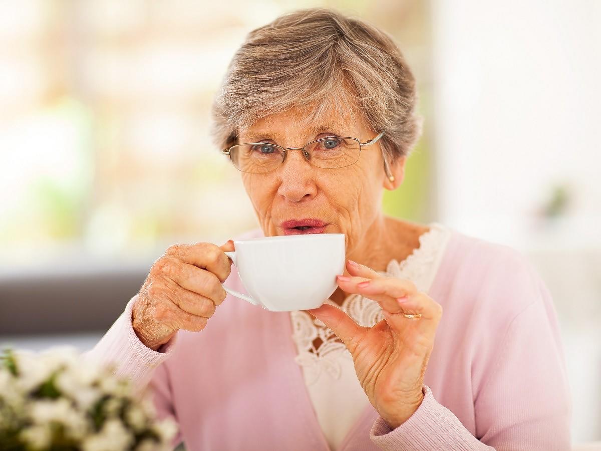Skąd się biorą mdłości i ból brzucha po herbacie pitej na czczo?