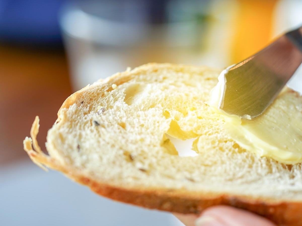 Smarujecie tym pieczywo? Lepiej przestańcie. Ten produkt zapycha tętnice i prowadzi do zawału serca