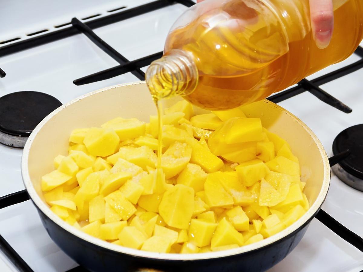 Smażycie na tym oleju? To najgorszy wybór. Lepiej z niego wcale zrezygnować
