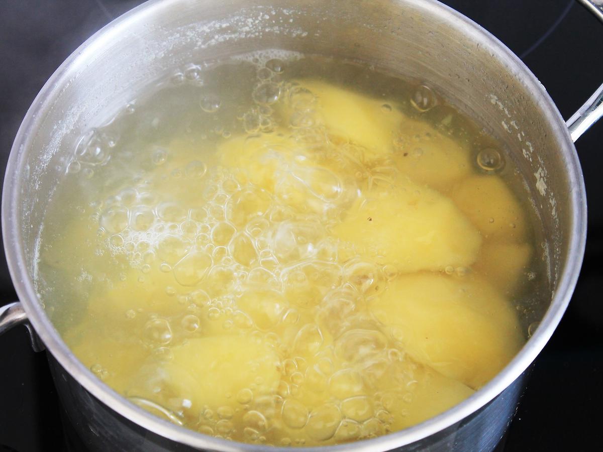 Solicie wodę na ziemniaki na początku gotowania czy pod koniec? 1 z tych metod spowalnia gotowanie