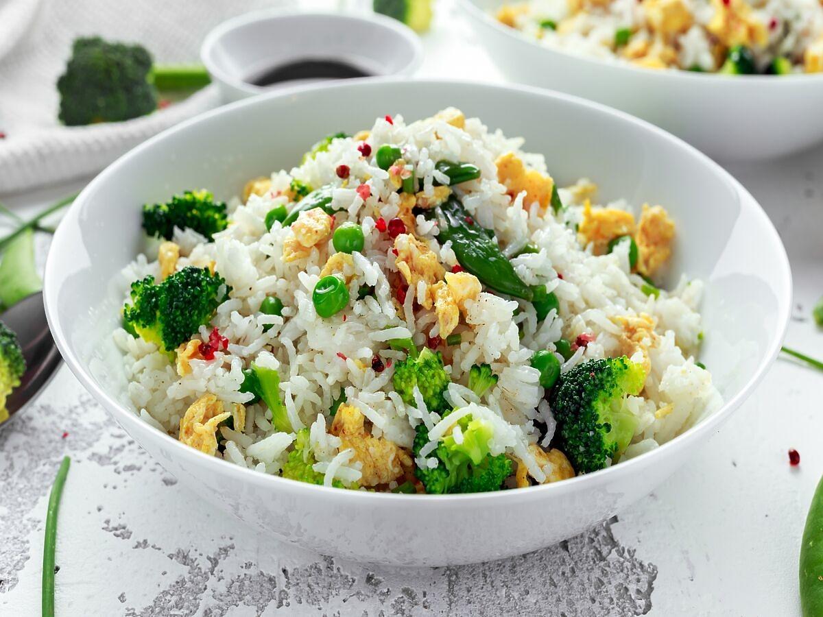 Szybki ryż z mięsem i mrożonymi warzywami z 1 patelni. Obiad zrobi się sam