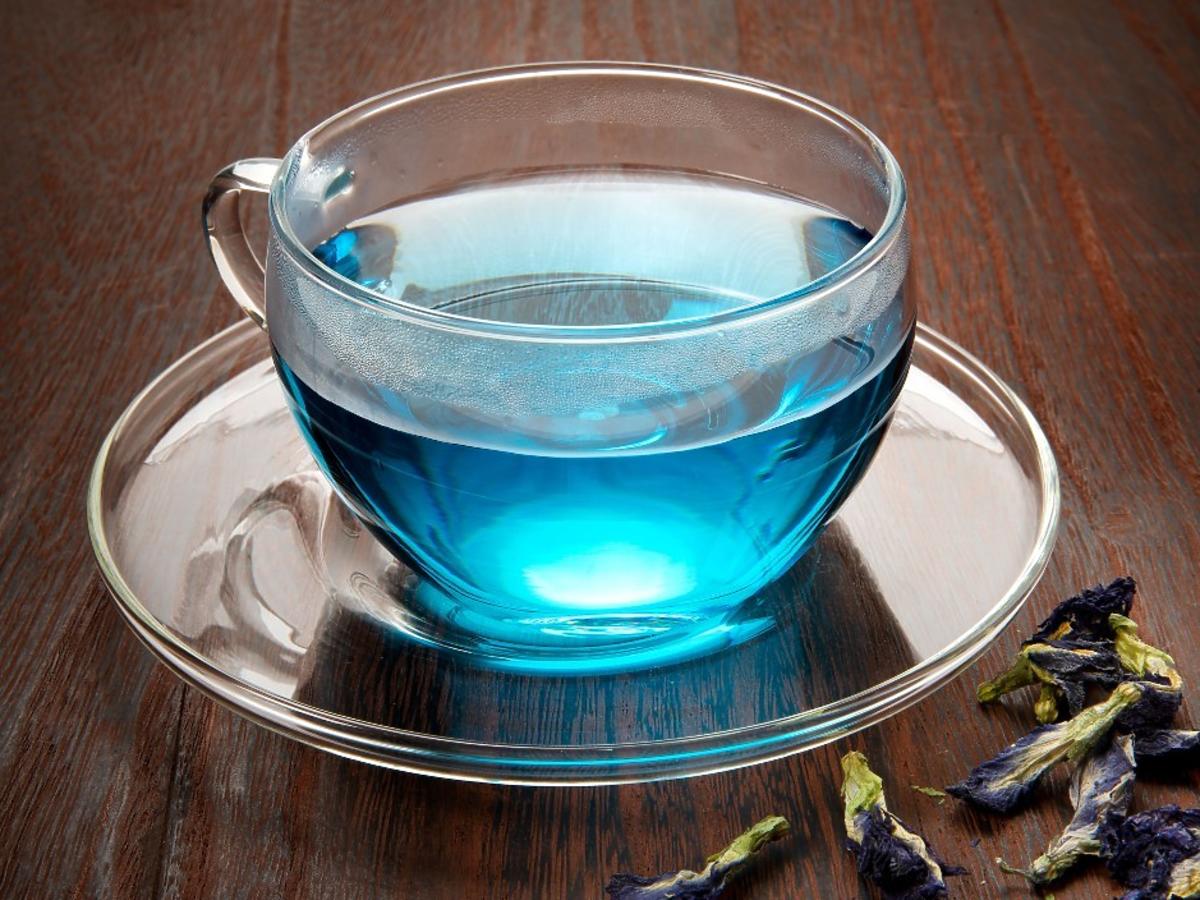 Ta herbata redukuje stres i poprawia wzrok. Nie przejmujcie się, że jest... niebieska