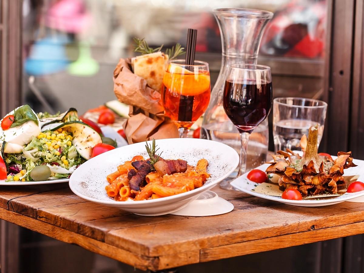 Ta restauracja oferuje darmowy koktajl tylko dla zaszczepionych. „Dzielicie ludzi” – krytykuje internauta