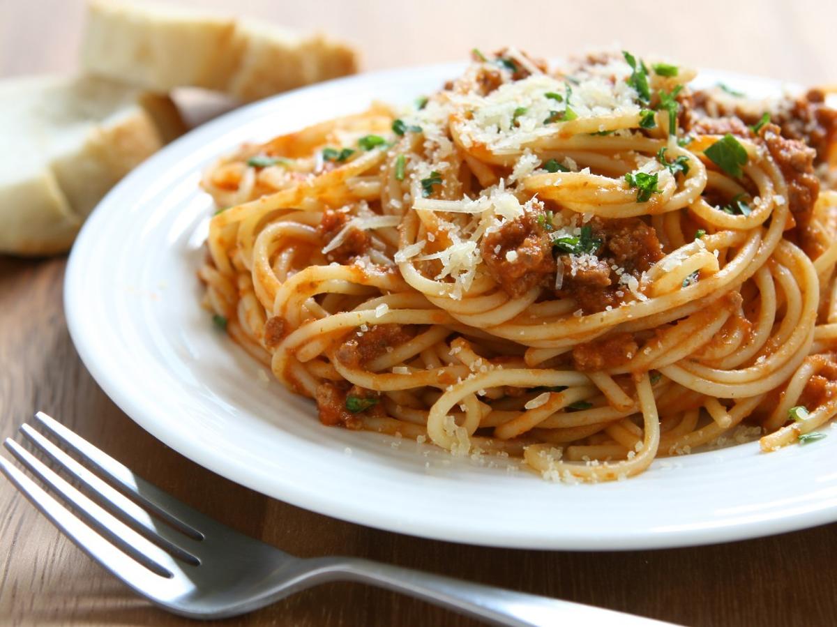 Tak spagetti bolognese robią w Bolonii. Włosi dodają do niego 1 składnik, który robi całą robotę