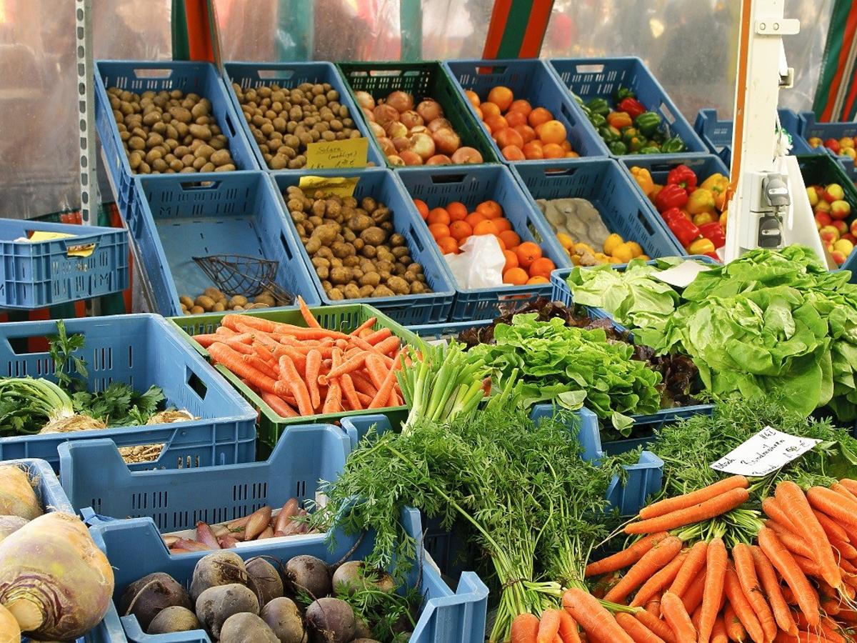 Te warzywa są tańsze niż rok temu, pozostałe podrożały nawet o 150 proc. Co kupować?