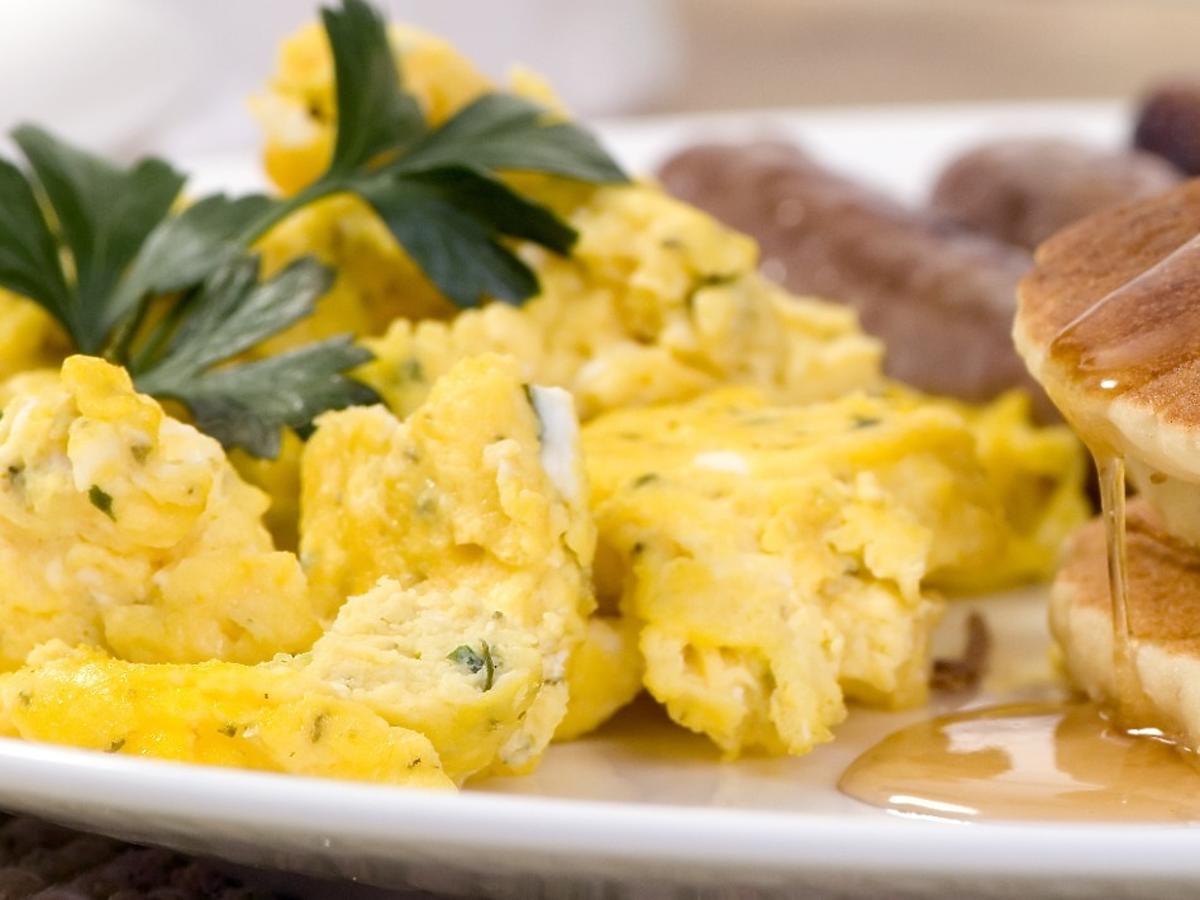 Tego 1 składnika nigdy nie dodalibyście do jajecznicy. Poprawia smak, podkreśla walory dania