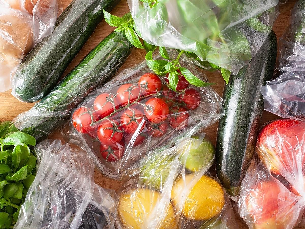 Ten kraj zakazuje plastikowych opakowań owoców i warzyw. Polska powinna pójść w jego ślady?