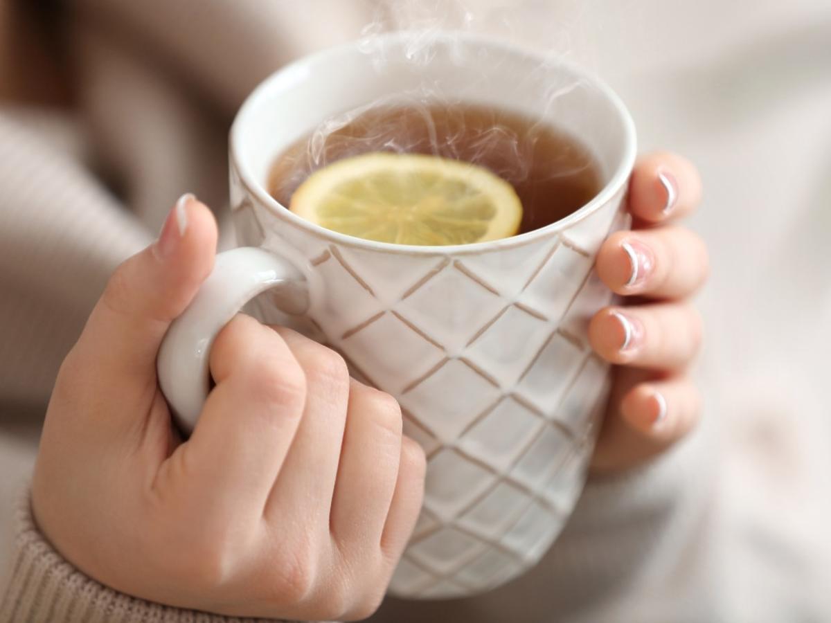Ten napój jest najlepszy na rozgrzanie. Potrzebujesz 2 popularnych owoców i kilku przypraw.