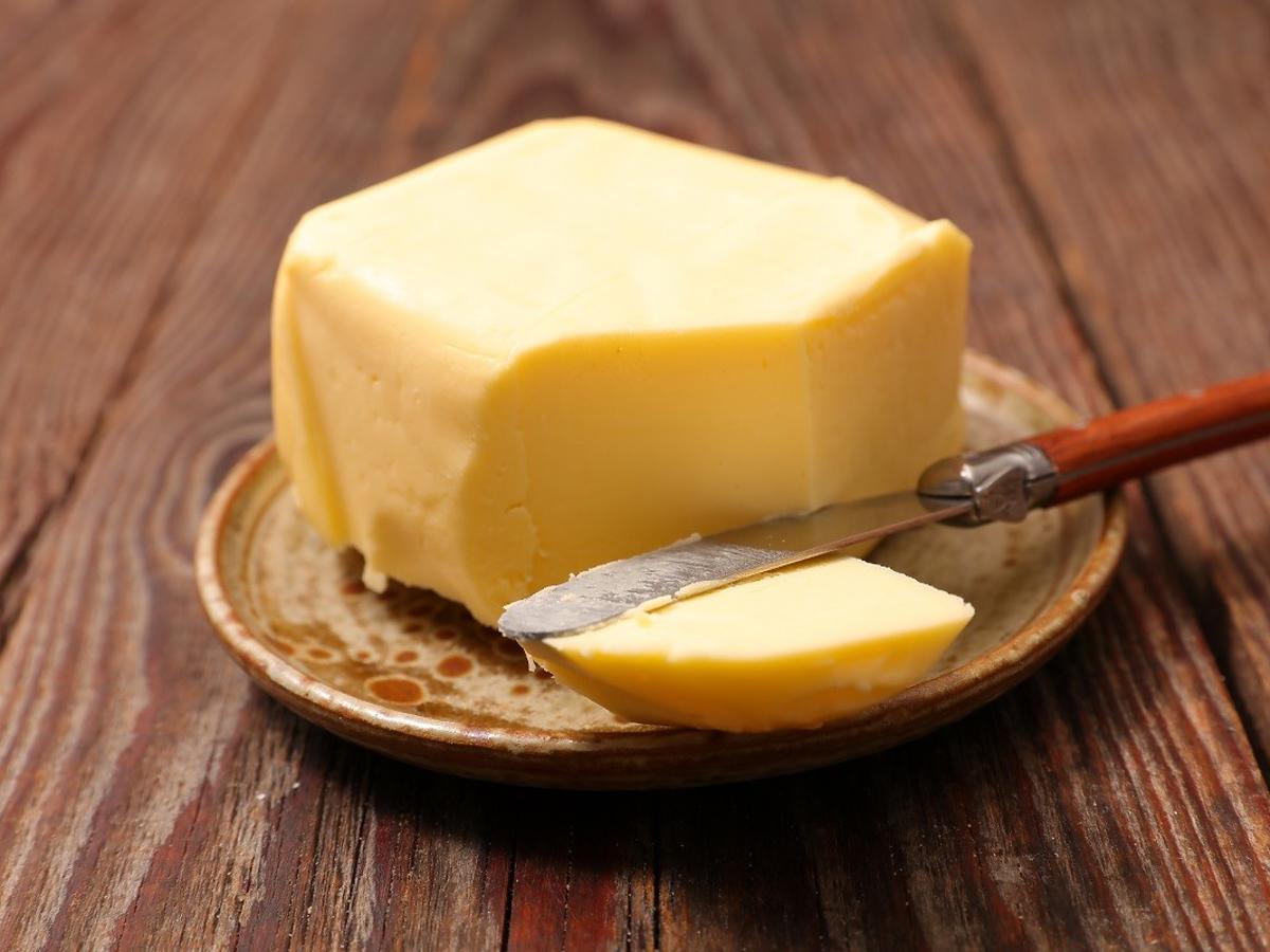 Użyjcie tego sposobu, by szybko zmiękczyć twarde masło z lodówki. Nie potrzeba do tego mikrofalówki