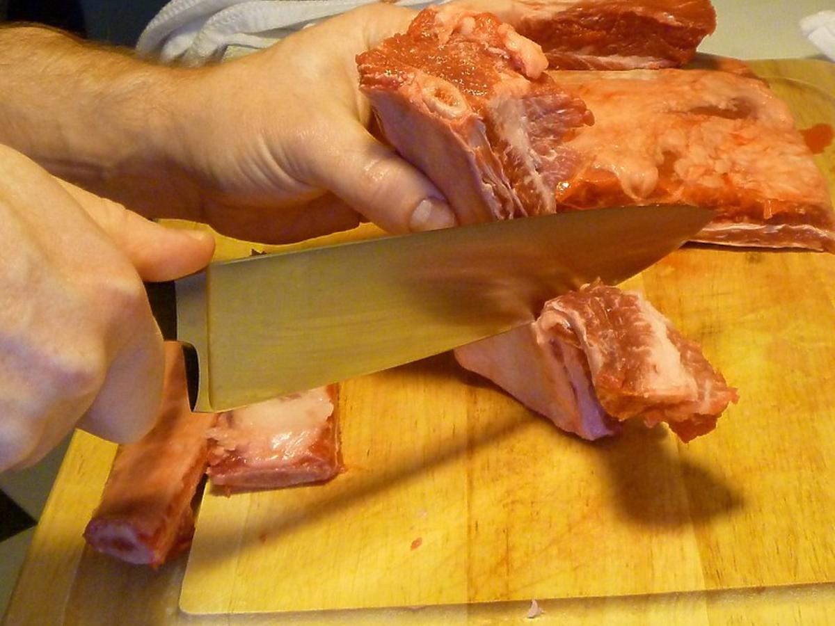 Używacie tej samej deski do krojenia warzyw i mięsa? Uważajcie. To poważny błąd