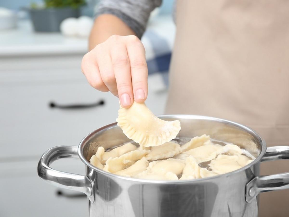 w jakiej wodzie gotować pierogi