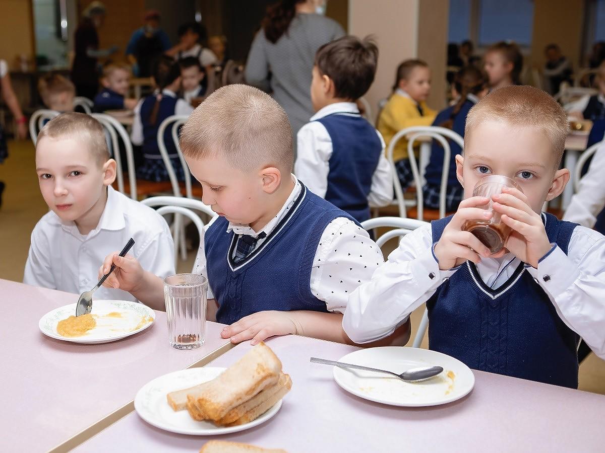 W tej szkole dzieci mają milczeć podczas obiadu. Rodzice są oburzeni