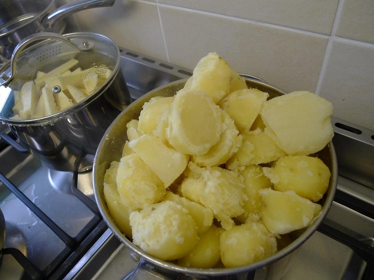 W ten sprytny sposób w mig obierzecie ziemniaki do sałatki śledziowej. Już zawsze będziecie tak robić