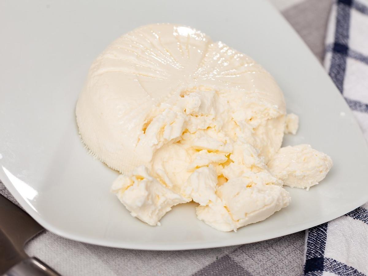 Weźcie 2 kubeczki jogurtu greckiego i łyżeczkę soli. Chwila moment i najprostszy ser na świecie gotowy