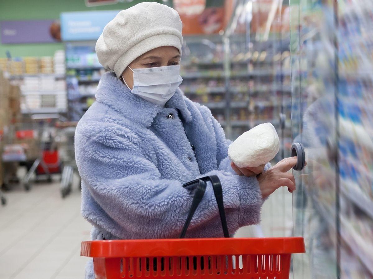 Większość osób zapomina o tym wchodząc do sklepu spożywczego. Ryzyko zakażenia koronawirusem jest ogromne