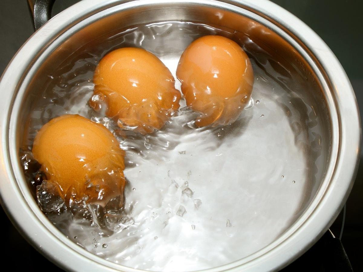 Większość Polaków źle gotuje jajka. Zapomina o 1 podstawowej rzeczy