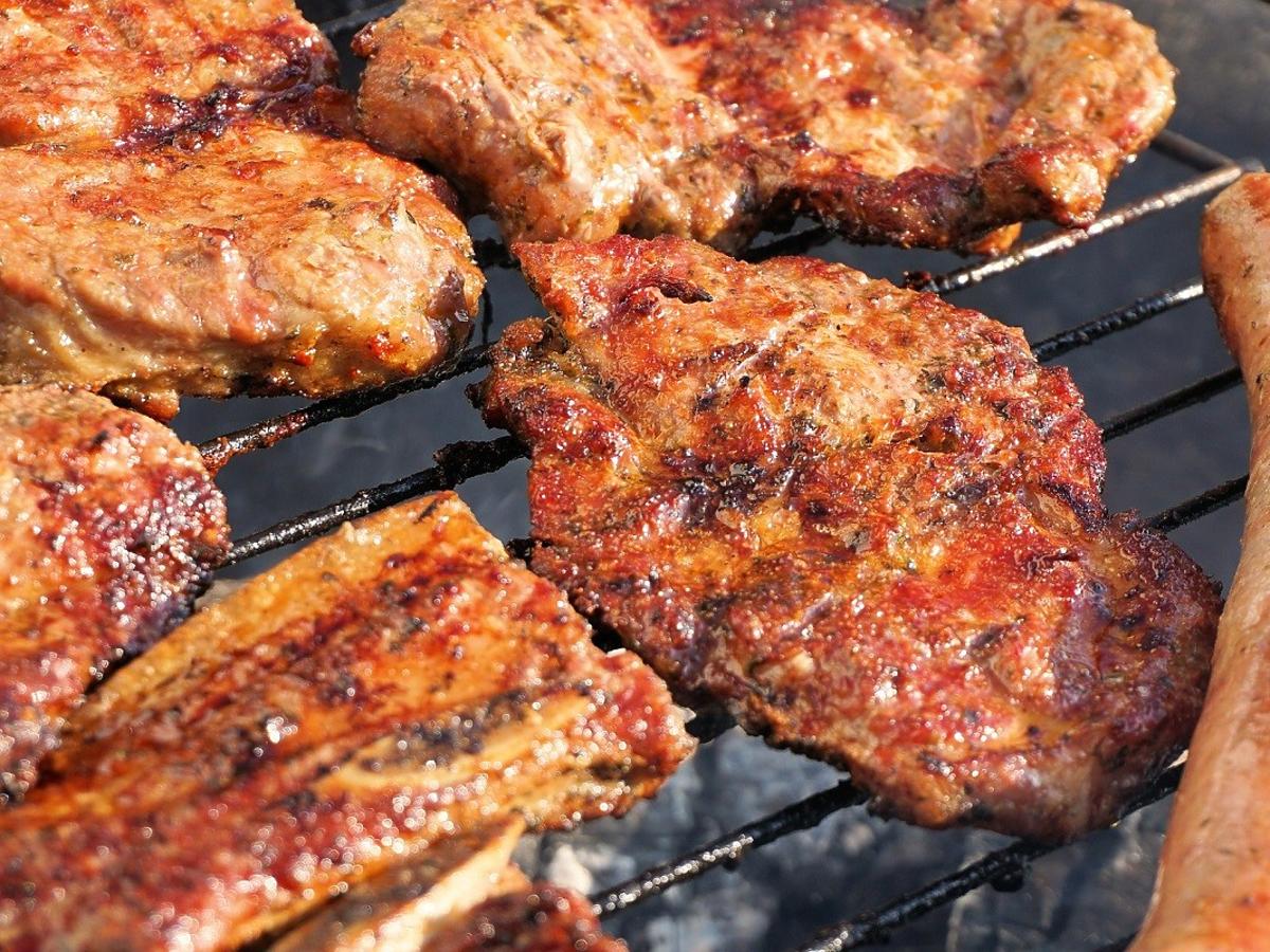 Większość Polaków źle grilluje mięso. Przez ten błąd osiadają na nim trujące i rakotwórcze substancje 