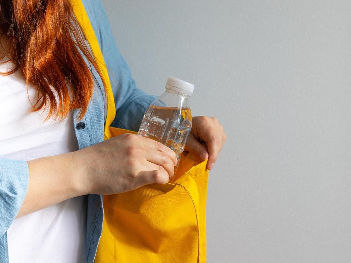 Woda pita z plastikowych butelek nie jest zdrowa. Nowe badanie pokazuje co dokładnie w niej nam szkodzi