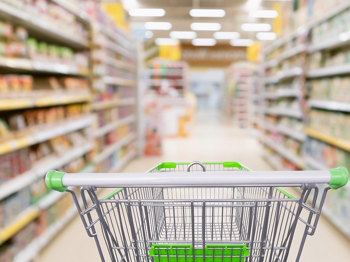 Wózki w supermarketach mają ukrytą funkcję. Zróbcie to, a zakupy będą łatwiejsze 