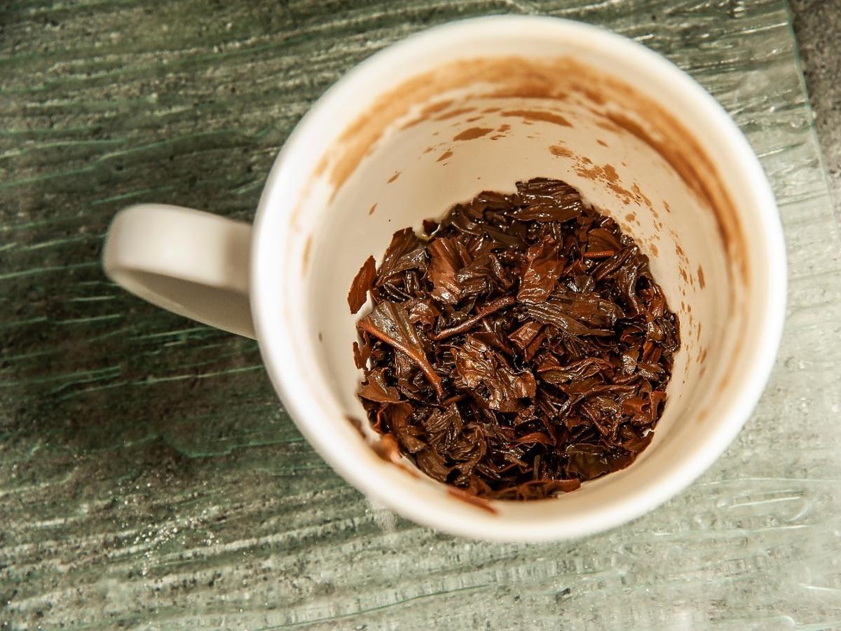 Wykorzystajcie liście po zaparzonej herbacie do wyczyszczenia sztućców. Będą czyste i lśniące.jpeg