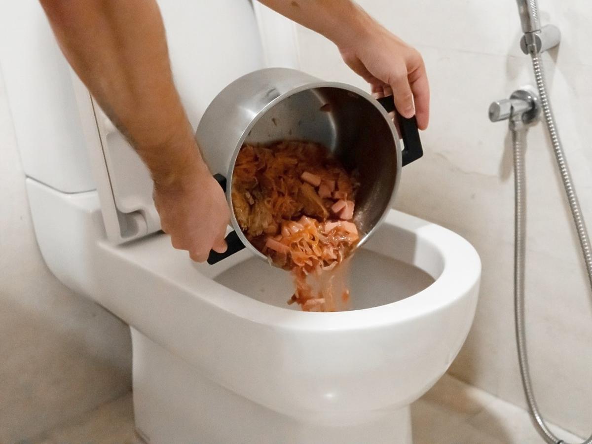 Wylewacie resztki zupy do toalety? Może stać się coś o wiele gorszego niż zatkanie jej