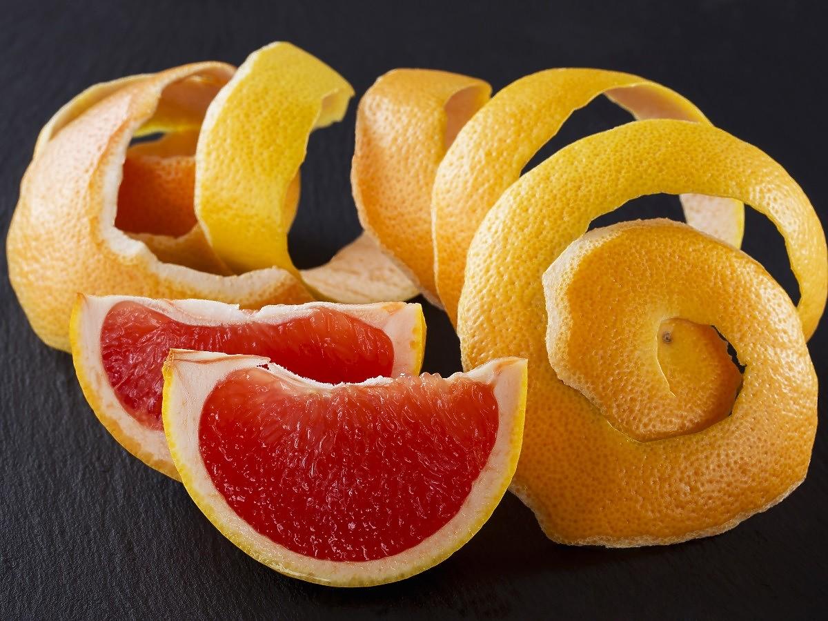Wyrzucacie skórki od grapefruitów? Przydadzą wam się w… łazience