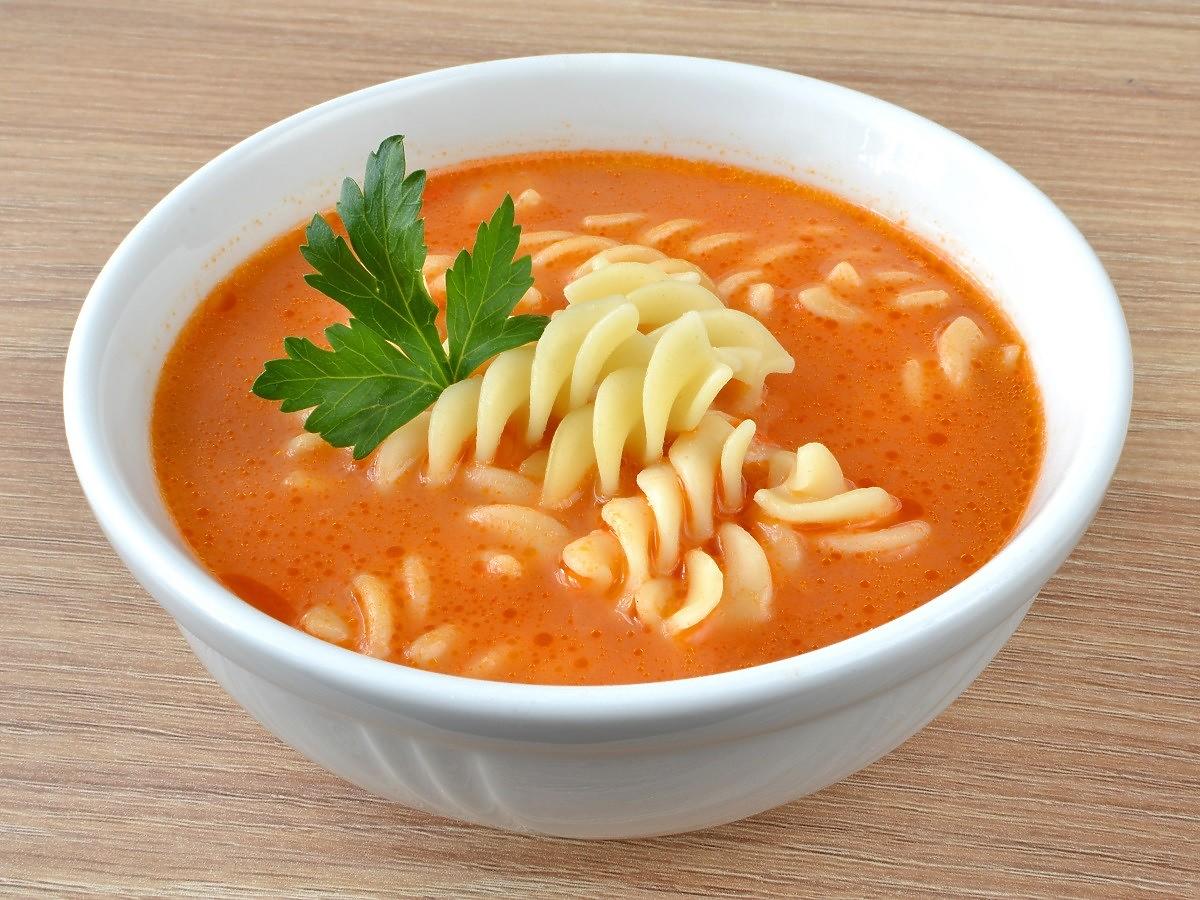 Wystarczy dodać 2 łyżki do zupy pomidorowej, by była pyszna i kremowa. Nieoczekiwany składnik