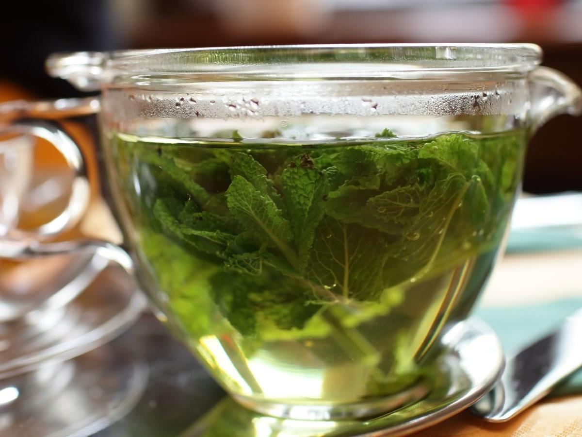 Zerwijcie te liście z krzaczka i zaparzcie z nich herbatę. To balsam dla zmęczonych stawów