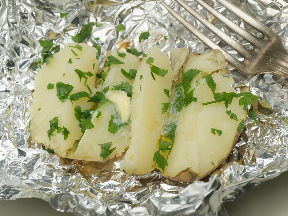 ziemniaki pieczone w folii aluminiowej mogą być trujące