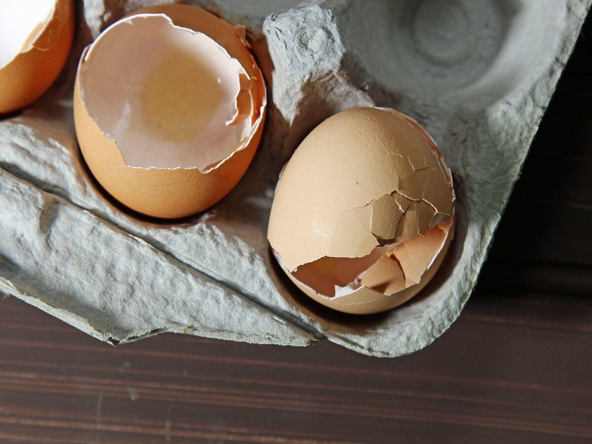 Zostały wam skorupki po jajkach? Dodajcie do nich trochę oliwy, a otrzymacie genialny kosmetyk (peeling)