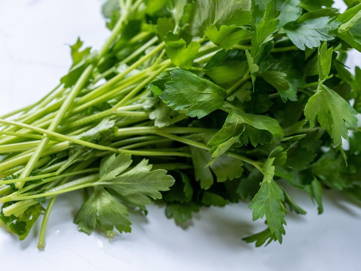 Zróbcie 1 rzecz z pietruszką, a już więcej wam nie zwiędnie. Nie chodzi o mrożenie. Zachowuje smak i aromat nawet przez miesiąc
