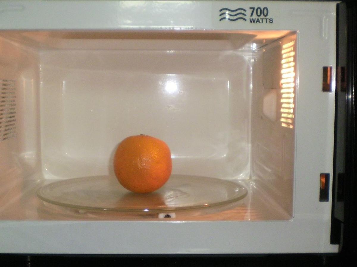 Zróbcie to z pomarańczą, a nie pożałujecie. Wystarczy włożyć je na jedynie 30 sekund do mikrofali