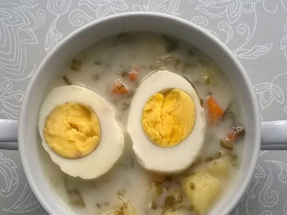 Zupa jajowa z receptury Magdy Gessler to kulinarna perła. Dodaje do niej tajemny dodatek
