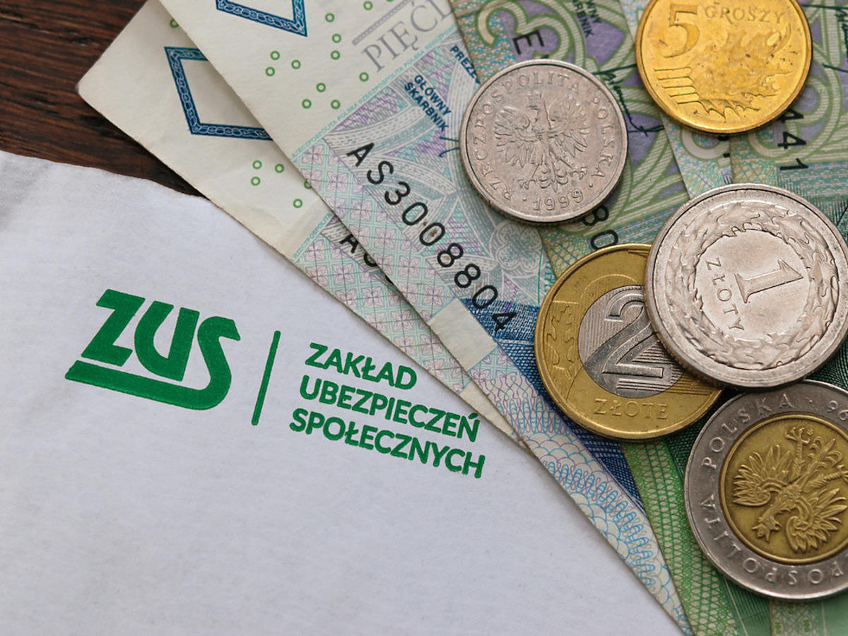 ZUS przejmuje obsługę 500+. Urzędnicy nie będą wypłacać świadczeń? Co z chlebem dla polskich rodzin?